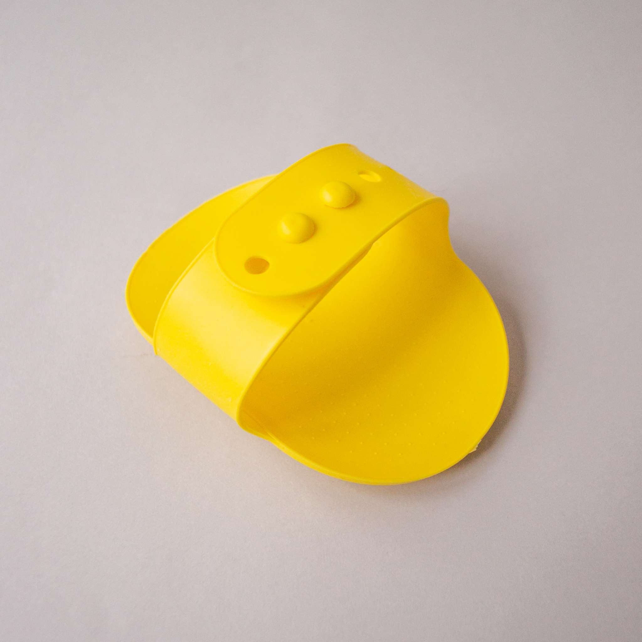 Щетка для собаки на руку для вычесывания