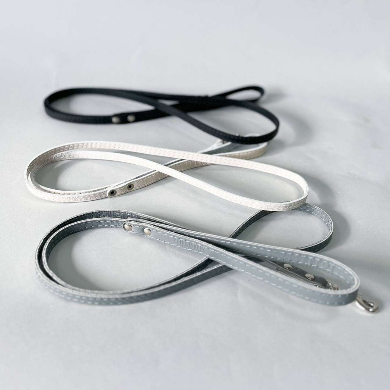 Кожаный поводок для собак плоский