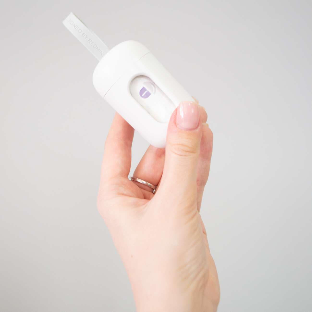 Контейнер с пакетами для уборки фекалий за собакой