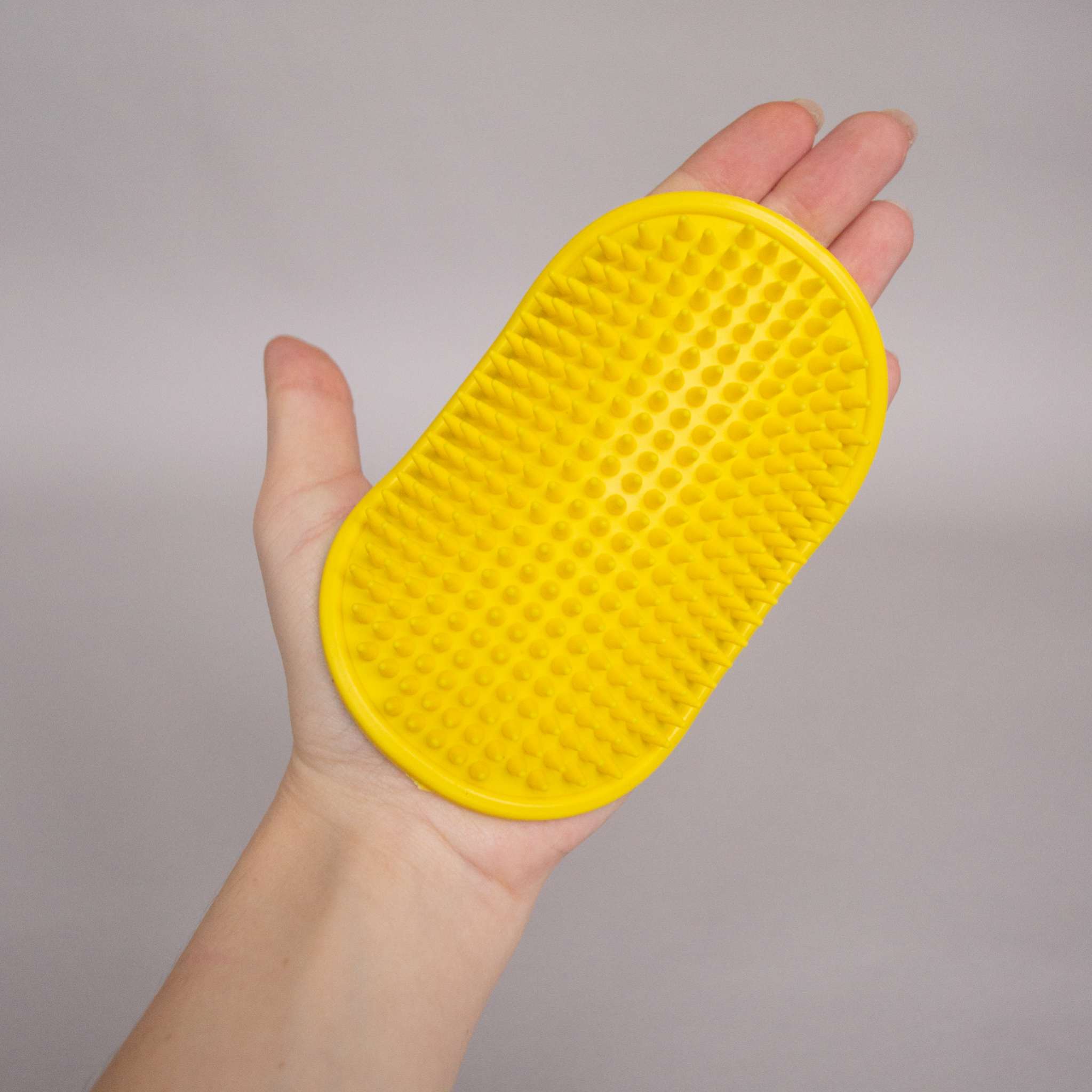 Щетка для собаки на руку для вычесывания