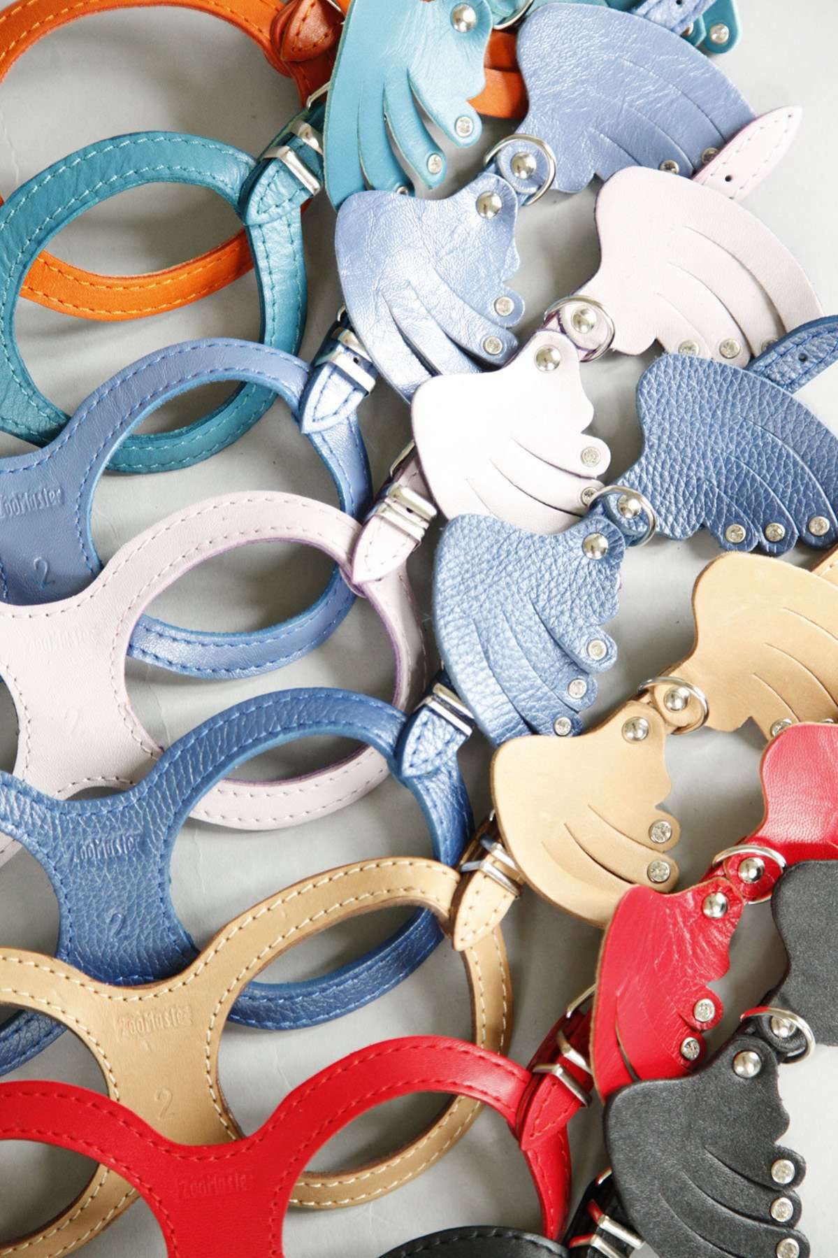 Кожаная шлейка для собак Крылья со стразами