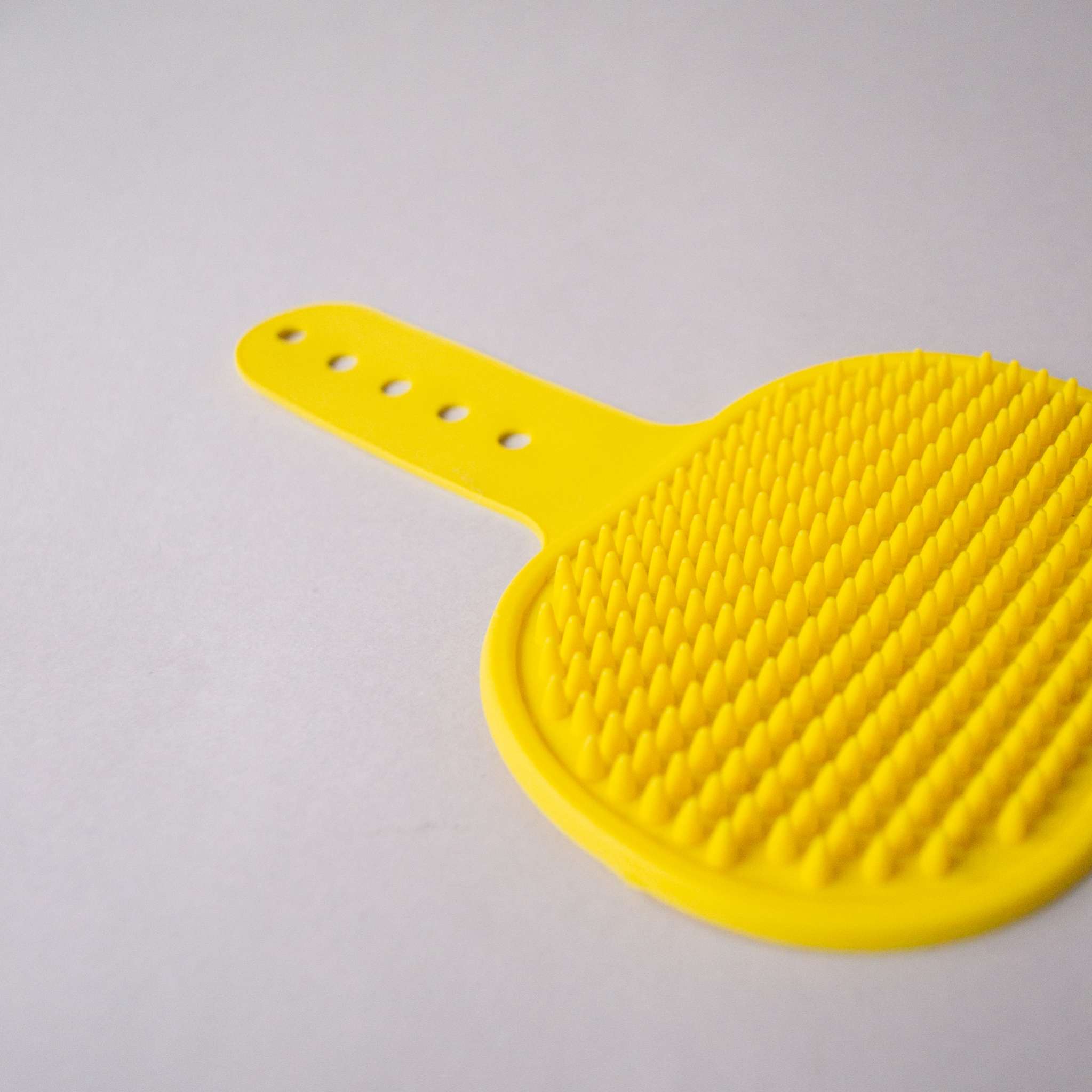 Щетка для собаки на руку для вычесывания