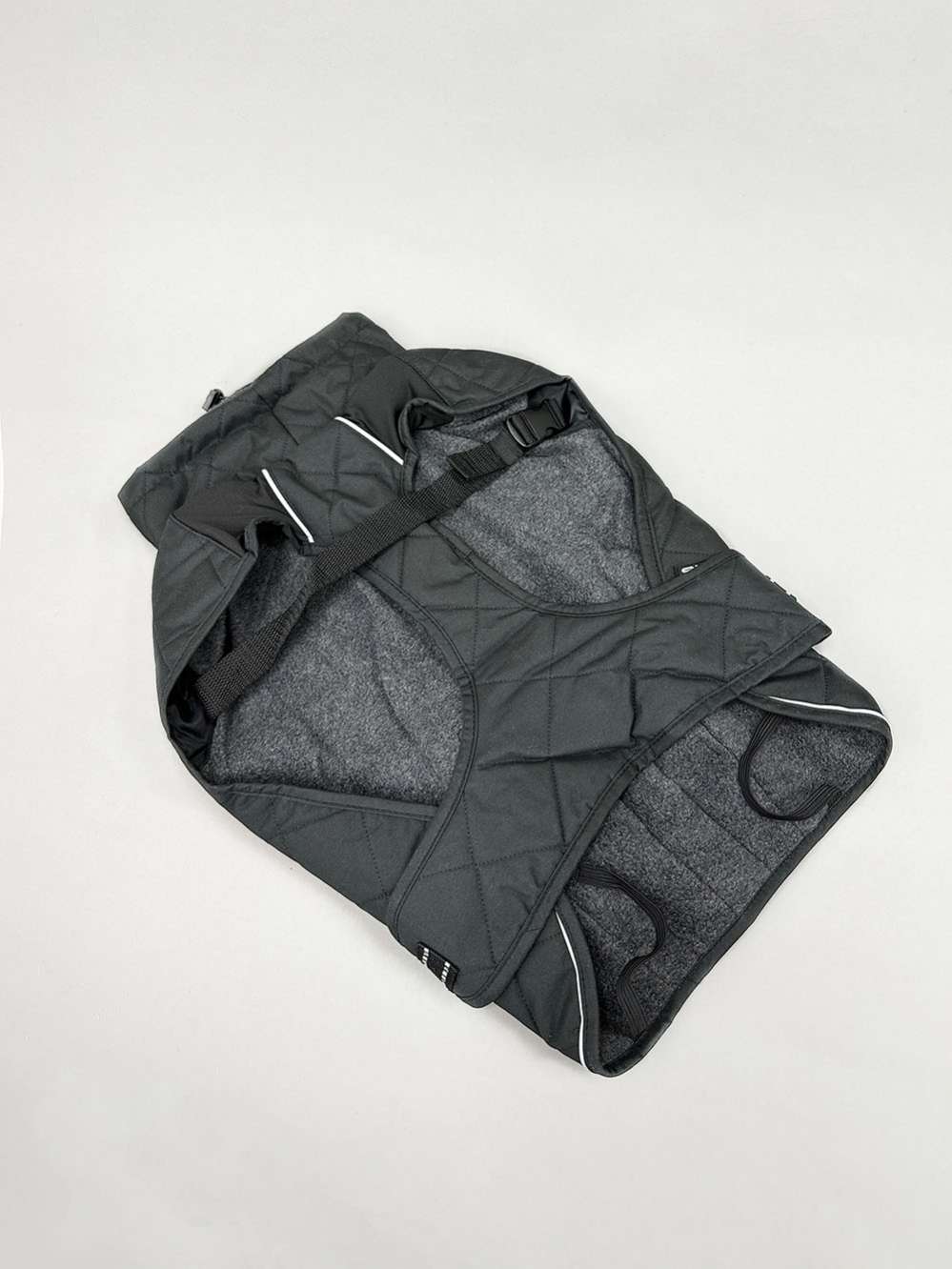 Попона для собак Комфорт утепленная со встроенной шлейкой черная