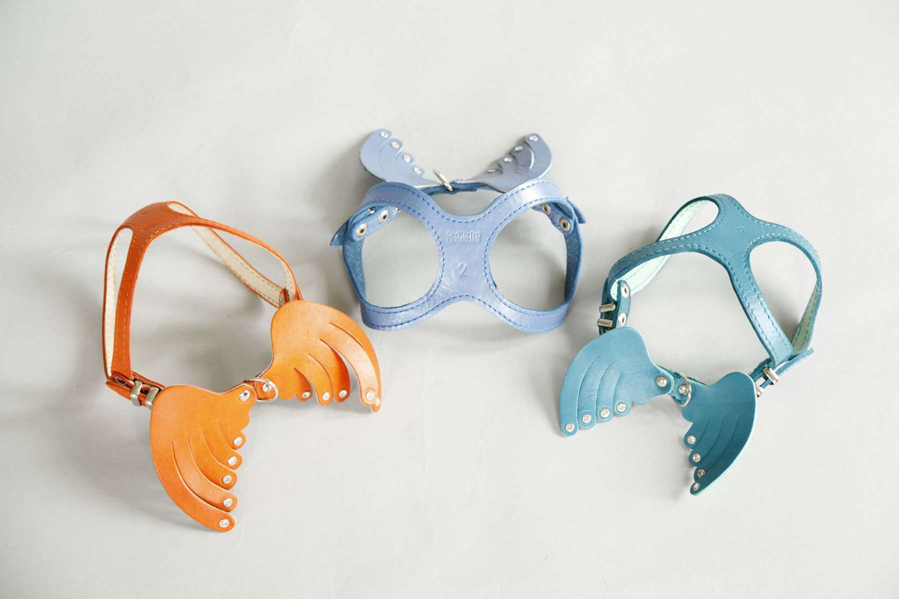 Кожаная шлейка для собак Крылья со стразами