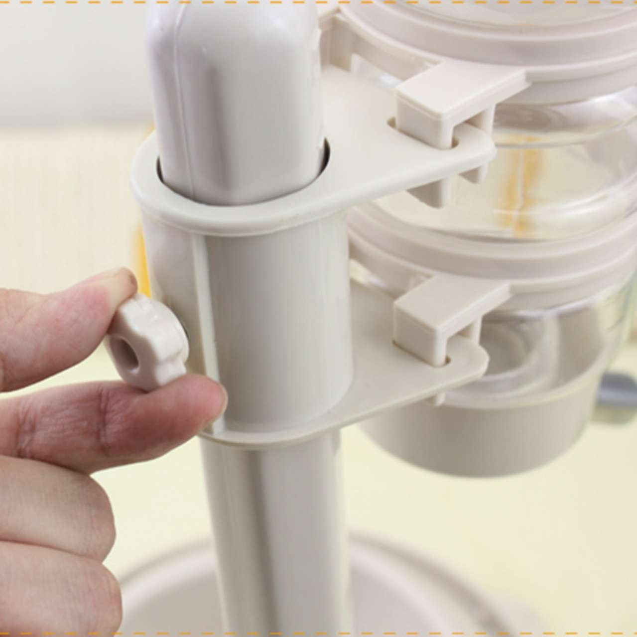 Кормушка поилка с шариком для слобак Сухие усы на присосках