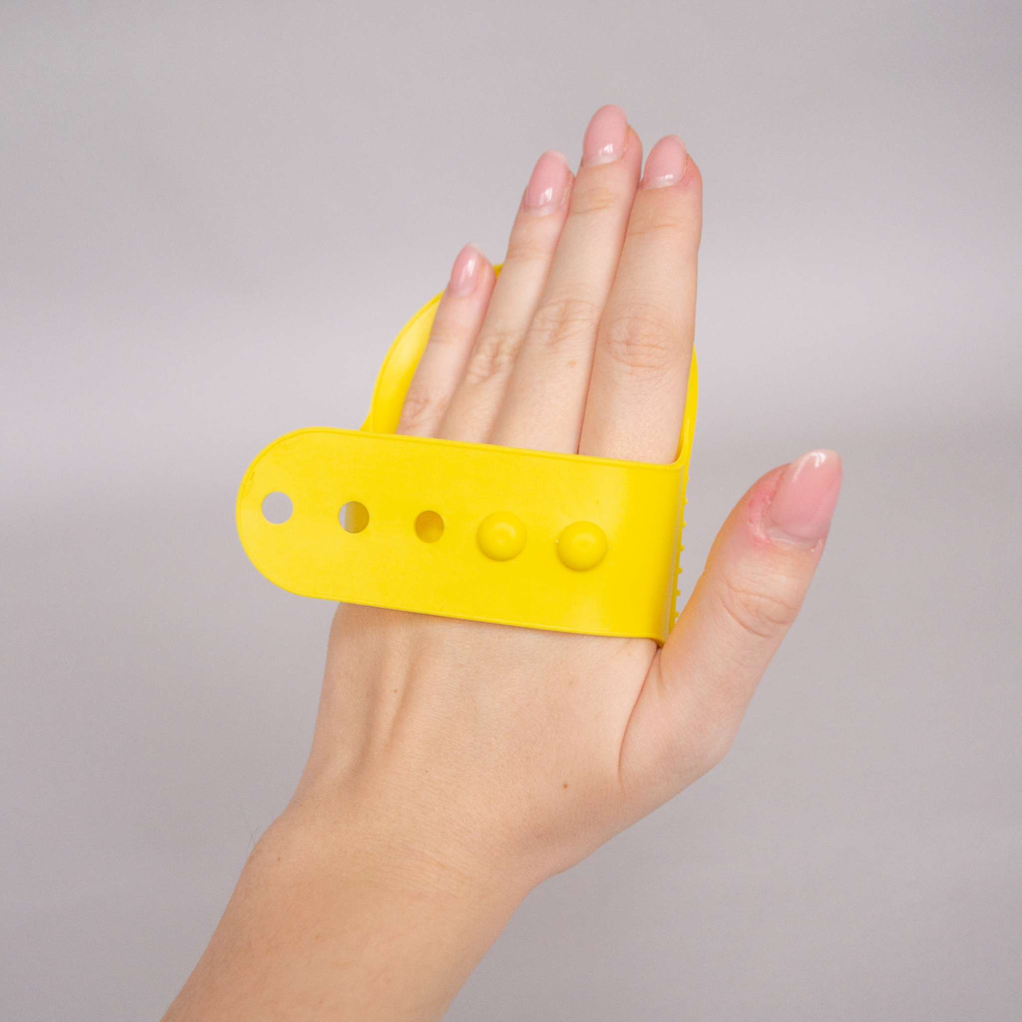 Щетка для собаки на руку для вычесывания